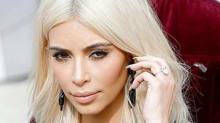 Das Multitalent Kim Kardashian mit platinblondem Haar.