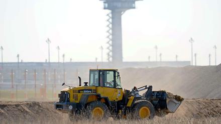 Es rollen die Bagger und Baumaschinen, um den BER zum nächsten geplanten Termin fertigzustellen. Dazu muss jetzt alles nach Plan laufen.