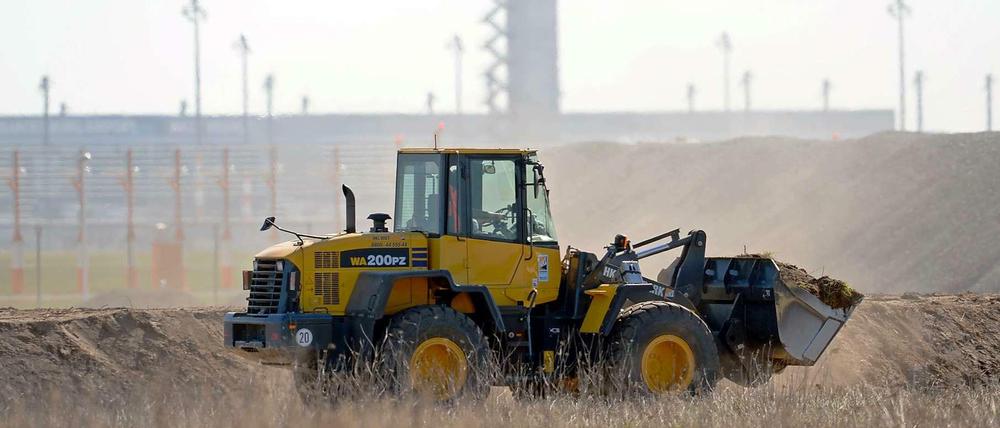 Es rollen die Bagger und Baumaschinen, um den BER zum nächsten geplanten Termin fertigzustellen. Dazu muss jetzt alles nach Plan laufen.