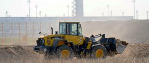 Es rollen die Bagger und Baumaschinen, um den BER zum nächsten geplanten Termin fertigzustellen. Dazu muss jetzt alles nach Plan laufen.