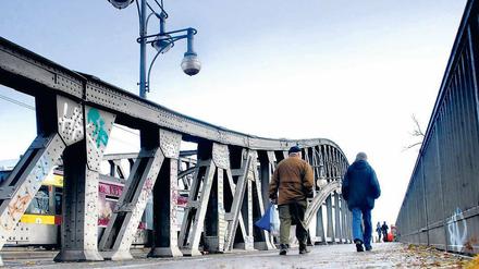 Überführt. Die Bösebrücke zwischen Wedding und Prenzlauer Berg wird zwei Jahre lang saniert. Von Ost nach West soll der Verkehr weiter über die Brücke rollen, von West nach Ost wird umgeleitet. Auch die Tram fährt vorerst weiter.