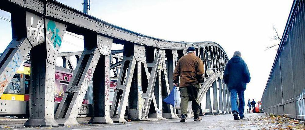 Überführt. Die Bösebrücke zwischen Wedding und Prenzlauer Berg wird zwei Jahre lang saniert. Von Ost nach West soll der Verkehr weiter über die Brücke rollen, von West nach Ost wird umgeleitet. Auch die Tram fährt vorerst weiter.