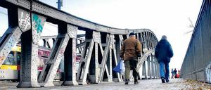 Überführt. Die Bösebrücke zwischen Wedding und Prenzlauer Berg wird zwei Jahre lang saniert. Von Ost nach West soll der Verkehr weiter über die Brücke rollen, von West nach Ost wird umgeleitet. Auch die Tram fährt vorerst weiter.