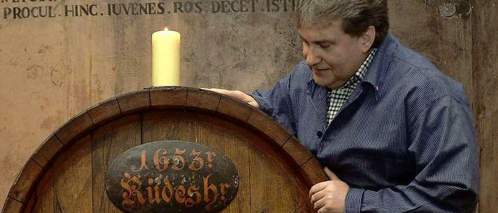 "Ich bin der Hüter des Schatzes": Kellermeister Karl-Josef Krötz mit dem Rüdesheimer Mischsatz von 1653.