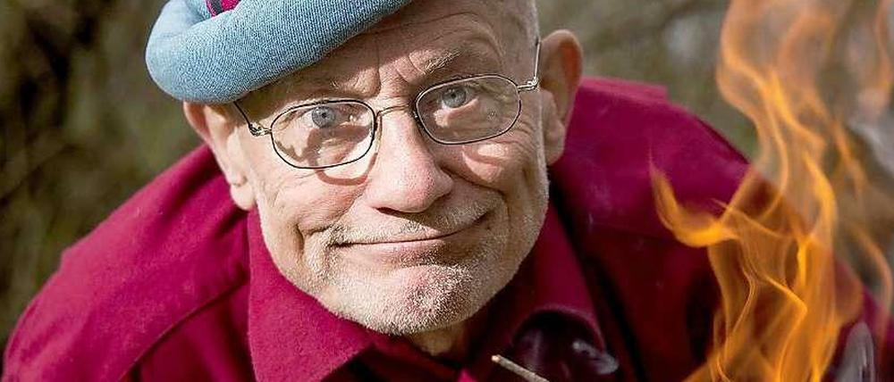 Der deutsche Survival-Experte und Aktivist für Menschenrechte, Rüdiger Nehberg, hat Feuer gemacht.
