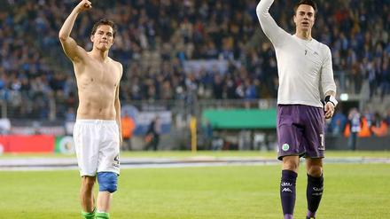 Wolfsburgs Marcel Schäfer (l.) hat den Eisbeutel mittlerweile gegen die Quarkpackung getauscht, um sein lädiertes Knie zu heilen.