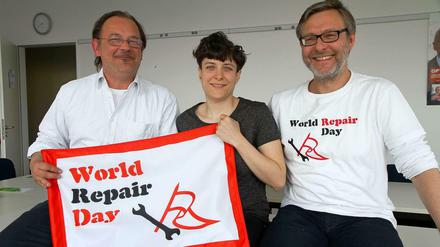 So gut wie neu. Gemeinsam Frank Becker und Elisa Garrote Gasch will Carsten Hokema (von links) Menschen zum Reparieren anregen. 