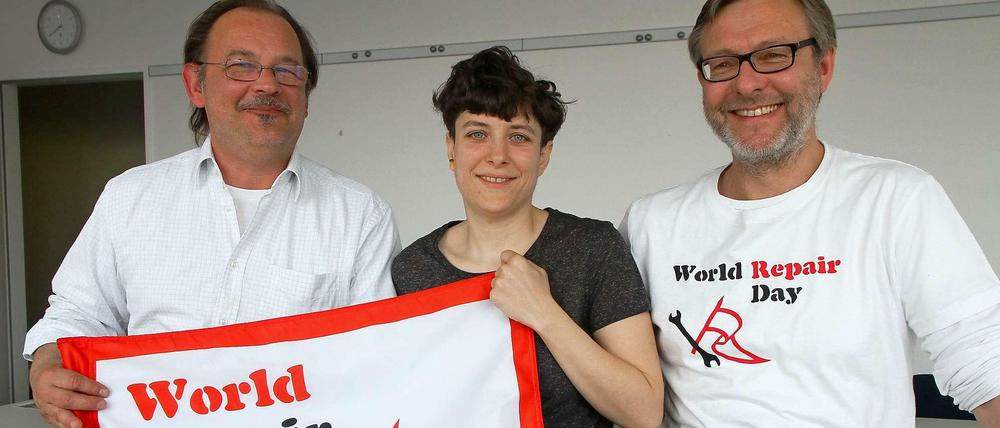 So gut wie neu. Gemeinsam Frank Becker und Elisa Garrote Gasch will Carsten Hokema (von links) Menschen zum Reparieren anregen.