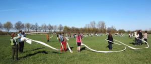 Eine Menschenkette für die Toten des Krankensammellagers in Blankenfelde.