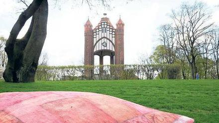 Die schönsten Motive. Rathenow hat sich für die Buga fein gemacht und bietet Rundblicke auf die Havellandschaft – vom Plateau des Bismarckturms auf dem Weinberg zum Beispiel oder von der Weinbergbrücke im Optikpark. Und die Gartenschau-Macher lassen es blühen, etwa beim „Schaufenster Brandenburger Gartenbau“ auf dem Weinberg.
