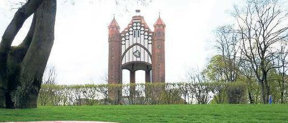 Die schönsten Motive. Rathenow hat sich für die Buga fein gemacht und bietet Rundblicke auf die Havellandschaft – vom Plateau des Bismarckturms auf dem Weinberg zum Beispiel oder von der Weinbergbrücke im Optikpark. Und die Gartenschau-Macher lassen es blühen, etwa beim „Schaufenster Brandenburger Gartenbau“ auf dem Weinberg.