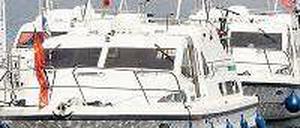 Wellen geschlagen. Die Hausboote mit den Flaggen waren am Vortag auch schon am Reichstagsufer. 