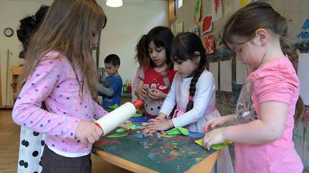 Kinder spielen in einer Kita. Hier in Moabit.