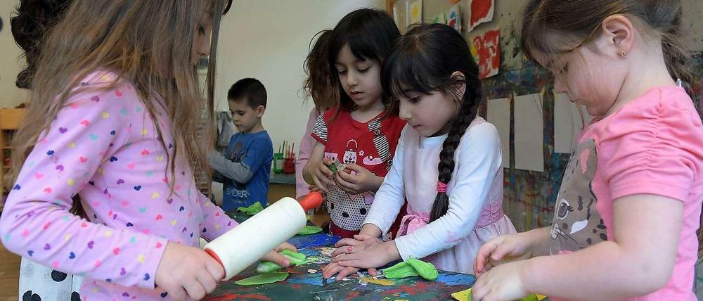 Kinder spielen in einer Kita. Hier in Moabit.
