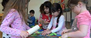 Kinder spielen in einer Kita. Hier in Moabit.