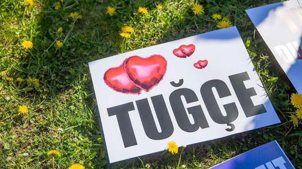 Der Tugce-Prozess wurde am Montag, den 4. 5. 2015 fortgesetzt. Sanel M. steht wegen Körperverletzung mit Todesfolge vor Gericht. Er soll der 22-jährigen Tugce im November vergangenen Jahres auf dem Parkplatz des Restaurants so heftig ins Gesicht geschlagen haben, dass sie stürzte, mit dem Kopf hart aufschlug und später starb.