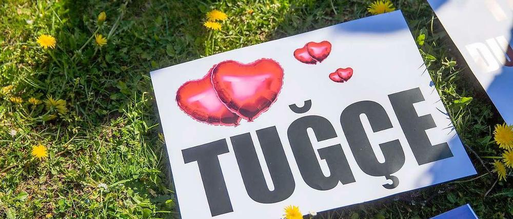 Der Tugce-Prozess wurde am Montag, den 4. 5. 2015 fortgesetzt. Sanel M. steht wegen Körperverletzung mit Todesfolge vor Gericht. Er soll der 22-jährigen Tugce im November vergangenen Jahres auf dem Parkplatz des Restaurants so heftig ins Gesicht geschlagen haben, dass sie stürzte, mit dem Kopf hart aufschlug und später starb.