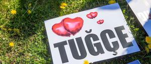 Der Tugce-Prozess wurde am Montag, den 4. 5. 2015 fortgesetzt. Sanel M. steht wegen Körperverletzung mit Todesfolge vor Gericht. Er soll der 22-jährigen Tugce im November vergangenen Jahres auf dem Parkplatz des Restaurants so heftig ins Gesicht geschlagen haben, dass sie stürzte, mit dem Kopf hart aufschlug und später starb.
