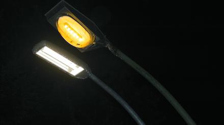 Mehr Licht, weniger CO2.Nach dem Willen des Senats sollen zunächst Gasreihenleuchten aus den 50er Jahren (re.) neuen Laternen mit Leuchtstoffröhren (li.) weichen. 