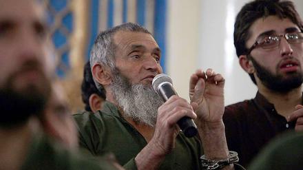 Ein Angeklagter verteidigt sich während des Lynchmord-Prozesses vor Gericht.