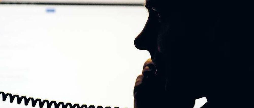 „Wir haben auf ihrem PC einen gefährlichen Virus gefunden.“ Wenn eine Hotline ungefragt anruft, um die Lösung von Problemen anzubieten, von denen man noch gar nichts bemerkt hat, kann es sich um einen Betrugsversuch handeln.