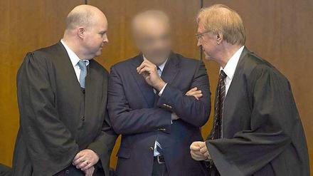 Der angeklagte und jetzt freigesprochene Arzt im Gerichtssaal.