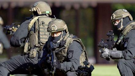 Die GSG9. Die Archivaufnahme zeigt das Sonderkommando im Einsatz. 
