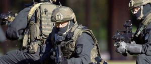 Die GSG9. Die Archivaufnahme zeigt das Sonderkommando im Einsatz. 