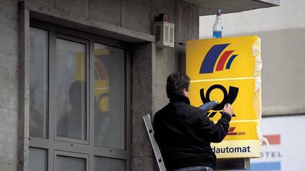 Alles neu macht der Mai. Die Deutsche Bank hat sich eine Schrumpfkur verordnet. Sie will ohne Postbank und mit weniger Filialen Milliarden sparen. Ob die Postbank-Filialen demnächst auch auf den Prüfstand kommen?