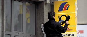 Alles neu macht der Mai. Die Deutsche Bank hat sich eine Schrumpfkur verordnet. Sie will ohne Postbank und mit weniger Filialen Milliarden sparen. Ob die Postbank-Filialen demnächst auch auf den Prüfstand kommen? 