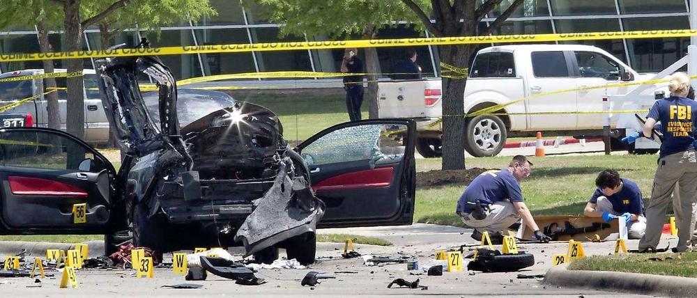 Das FBI untersucht den Tatort in Garland, Texas. Zwei Angreifer hatten das Feuer auf dem Parkplatz eines Veranstaltungszentrums eröffnet, in dem Mohammed-Karikaturen gezeigt wurden.