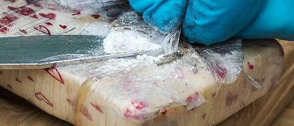 Eine Messerspitze Kokain aus einem Paket, das der Zoll Ende April in einem Container aus Südamerika entdeckt hatte - insgesamt waren es 257 Kilo Kokain .
