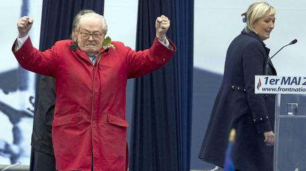 Familienzwist. Der alte FN-Gründer Jean-Marie Le Pen und seine Tochter Marine Le Pen, die ihn bestrafen will. Die beiden traten am 1. Mai zusammen auf einer Kundgebung auf.
