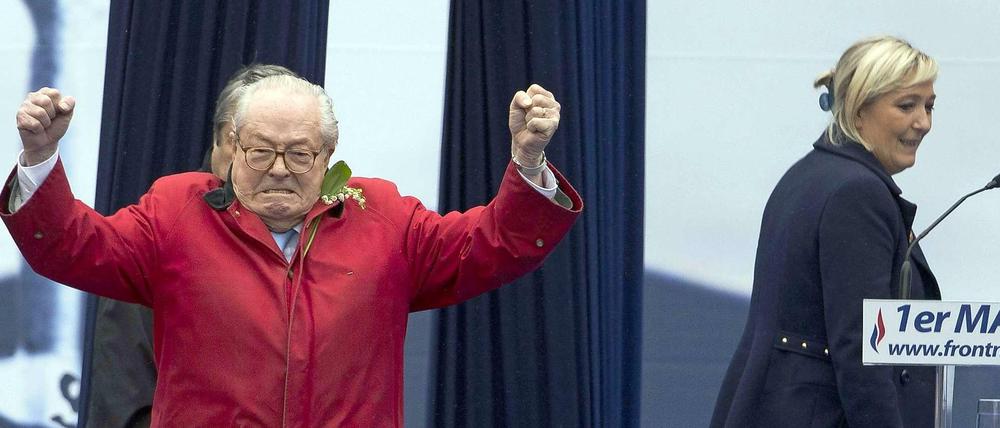 Familienzwist. Der alte FN-Gründer Jean-Marie Le Pen und seine Tochter Marine Le Pen, die ihn bestrafen will. Die beiden traten am 1. Mai zusammen auf einer Kundgebung auf.