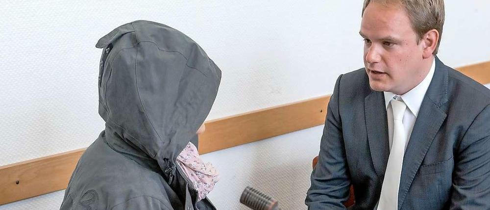 Die Angeklagte im Landgericht Lübeck mit ihrem Verteidiger Christoph Burghart. Der 60-jährigen Frau wird vorgeworfen, in 26 Fällen in Supermärkten im Kreis Ostholstein abgepacktes Fleisch mit Nadeln präpariert zuhaben.