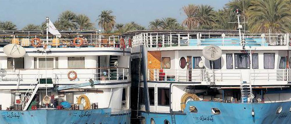 Fest vertäut liegen diese Flusskreuzfahrtschiffe am Nilufer. Dass Ägypten seit Langem schwieriges Fahrgebiet ist, macht Reedern und Veranstaltern zu schaffen. 