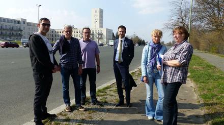 Anwohner kämpfen gegen Lärmbelästigung: (v.li.) Jakov Kuschner, Heinz-Christian Schmidt, Detlef Fitzner, Marco Lopomo, Marion Zehoff und Sylvia von Kologurski