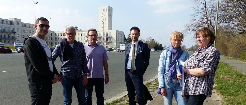 Anwohner kämpfen gegen Lärmbelästigung: (v.li.) Jakov Kuschner, Heinz-Christian Schmidt, Detlef Fitzner, Marco Lopomo, Marion Zehoff und Sylvia von Kologurski