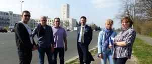 Anwohner kämpfen gegen Lärmbelästigung: (v.li.) Jakov Kuschner, Heinz-Christian Schmidt, Detlef Fitzner, Marco Lopomo, Marion Zehoff und Sylvia von Kologurski