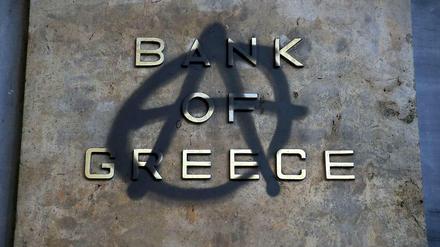 Schlechte Stimmung in Athen. Unbekannte haben das Logo der griechischen Zentralbank mit dem Anarchie-Zeichen verunziert.
