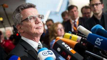 Bundesinnenminister Thomas de Maizière stellt sich der Presse.