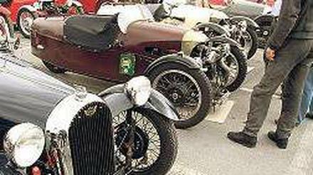Bei den Oldtimer-Tagen sieht man die kuriostesten Fahrzeuge, so 2013 einige Exemplare des Morgan Threewheeler.