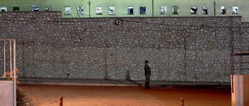 Eine Wache vor dem Korydallos-Gefängnis in Athen. Bei Auseinandersetzungen zwischen Häftlingen sind zwei Personen ums Leben gekommen. 