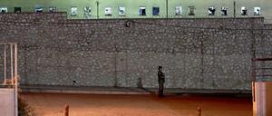 Eine Wache vor dem Korydallos-Gefängnis in Athen. Bei Auseinandersetzungen zwischen Häftlingen sind zwei Personen ums Leben gekommen.