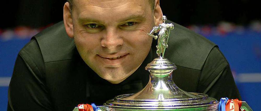 Fröhlich mit Pokal: Stuart Bingham nach seinem Sieg in Sheffield.