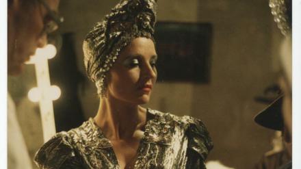 Hanna Schygulla in Barbara Baums "Lili Marleen"-Kostüm - zur Zeit in der Fassbinder-Ausstellung im Berliner Martin-Gropius-Bau zu sehen. 