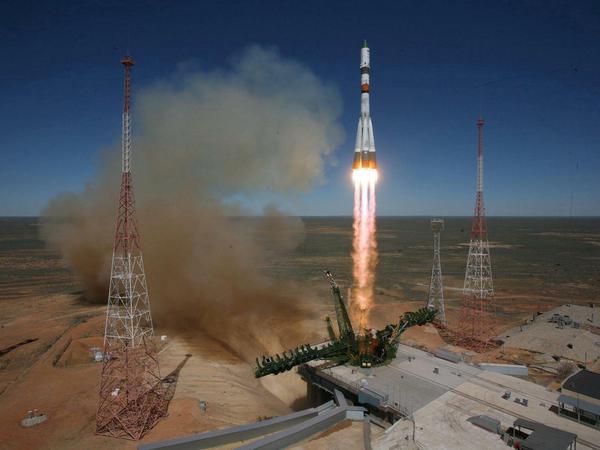 Start einer Sojus-Rakete mit einem Progress-Frachter