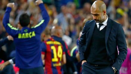 Enttäuschung vorne - und Jubel im Hintergrund: Bayern-Trainer Pep Guardiola nach dem 0:3 in Barcelona.