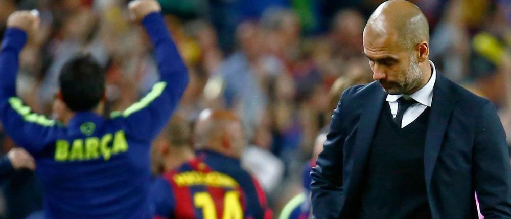 Enttäuschung vorne - und Jubel im Hintergrund: Bayern-Trainer Pep Guardiola nach dem 0:3 in Barcelona.