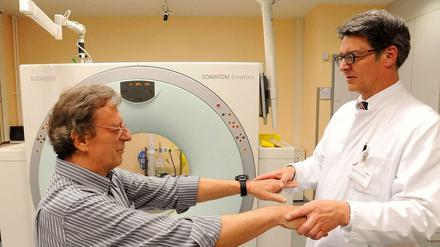 Bruno-Marcel Mackert (r.) erläuert Patient Jens Schildknecht die Thrombektomie. 